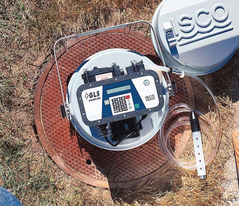 Teledyne ISCO GLS cihazının rögar (manhole) içine yerleştirilmiş hâli